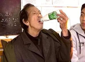 娱乐吃瓜酱老人淋雨